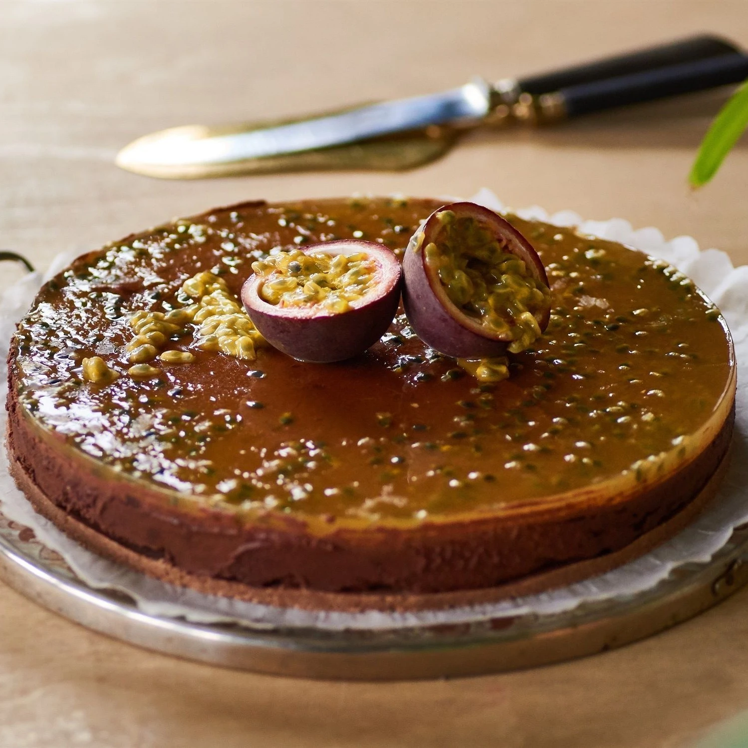 Recept: No bake chocoladetaart met passievruchten - Bakken.nl