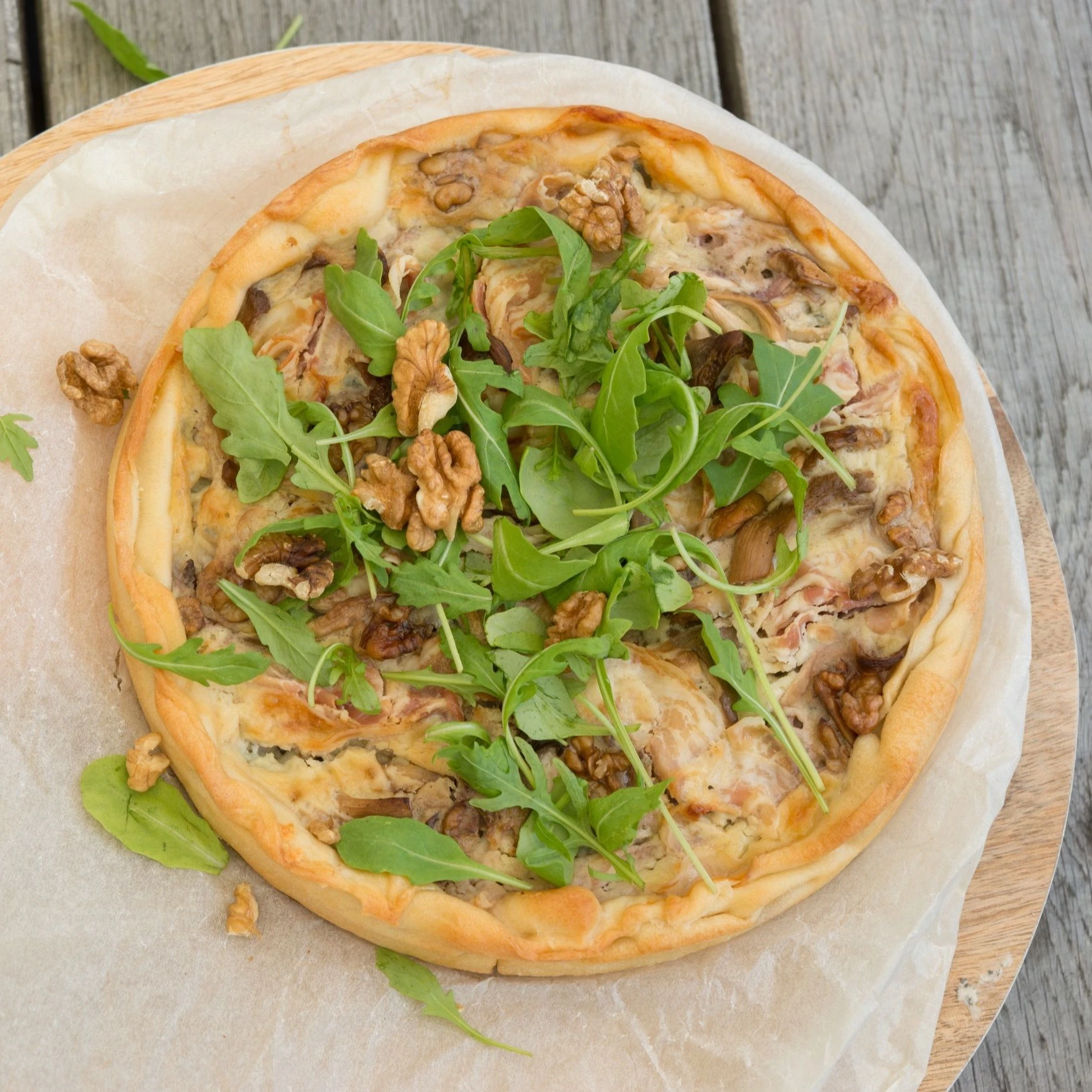 Recept: Quiche met paddenstoelen, pancetta, walnoten en roquefort - Bakken.nl