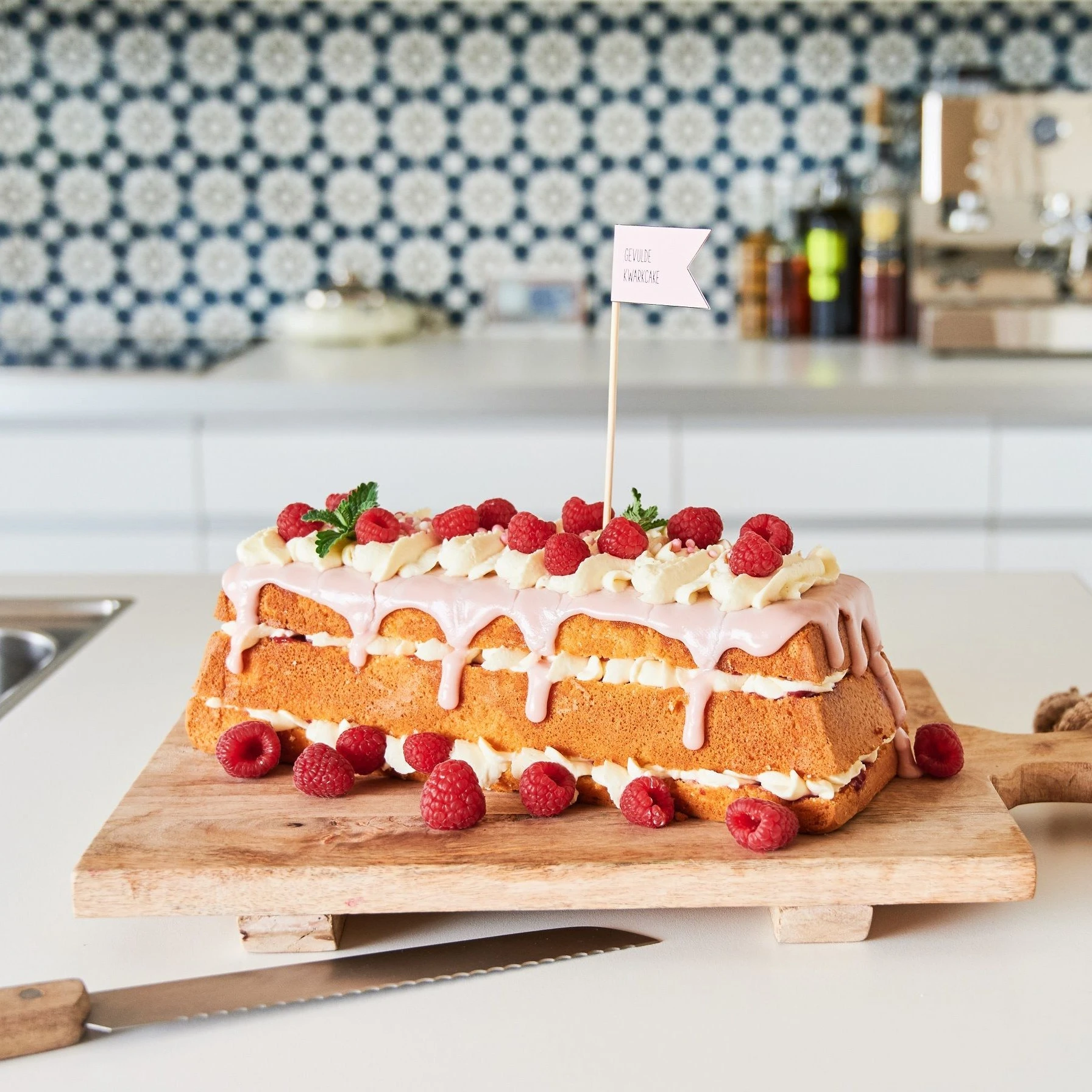 Recept: Drip kwarkcake met verse frambozen - Bakken.nl