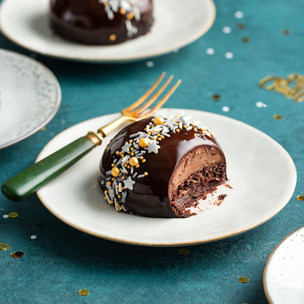 kerst dessert chocolade bomb mirror cakes