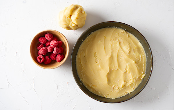 Boterkoek met citroen, frambozen en witte chocolade