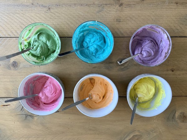 Stap 1 kleuren Rainbow Cupcakes