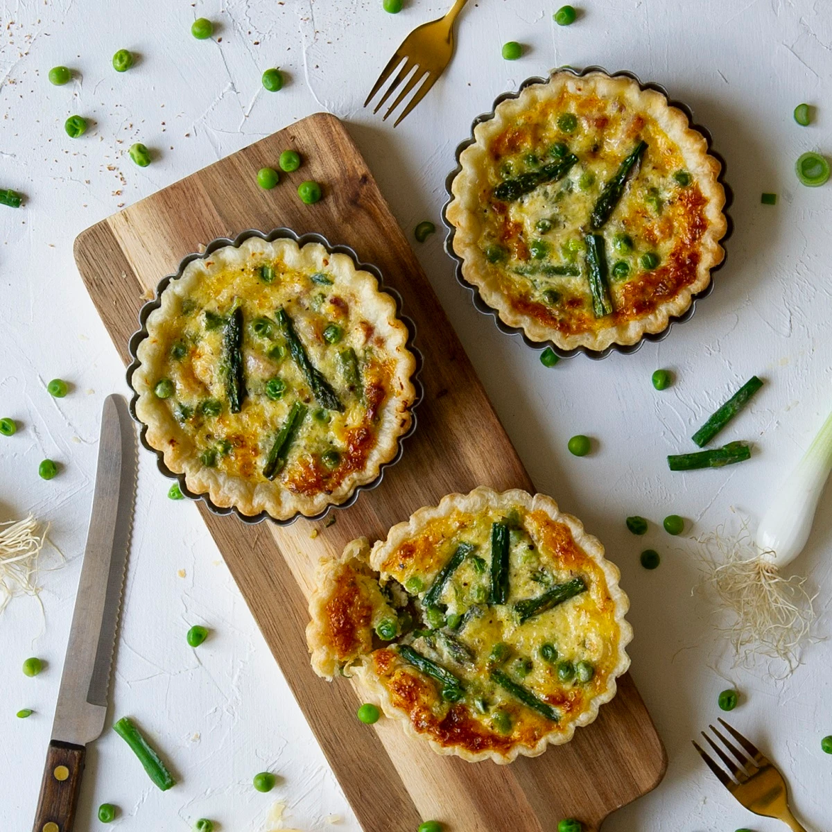 Recept: Mini quiches met groene asperge en ricotta - Bakken.nl