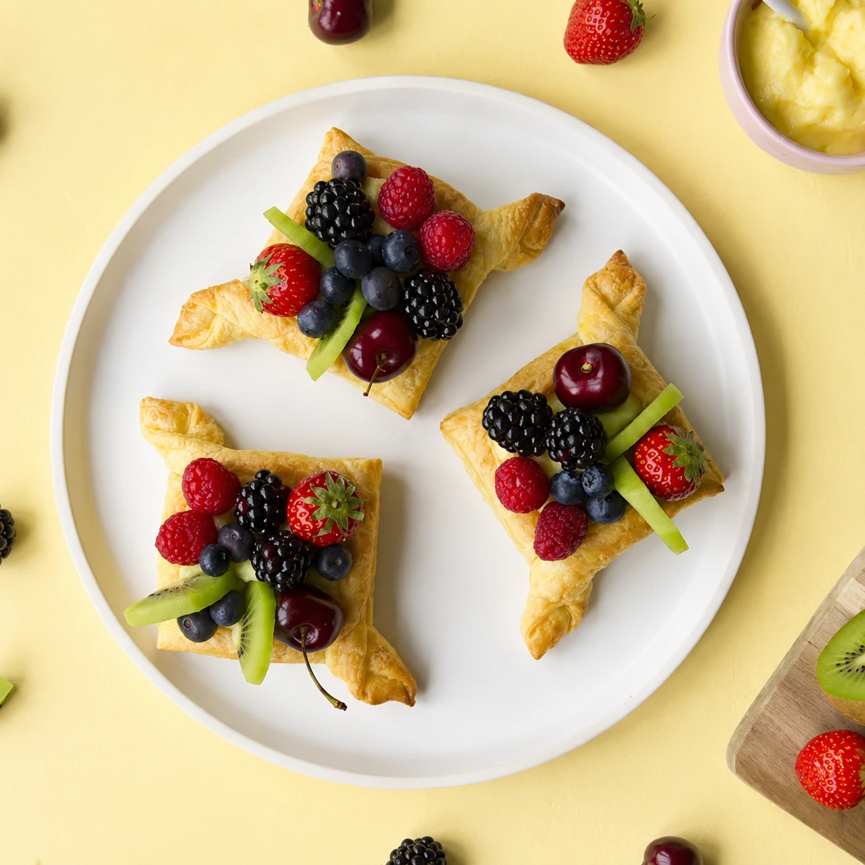 Recept: Bladerdeegtaartjes met zomerfruit - Bakken.nl