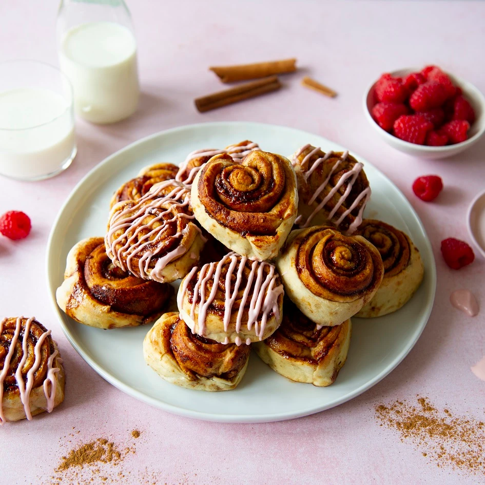 Recept: Cinnamon rolls met framboos - Bakken.nl