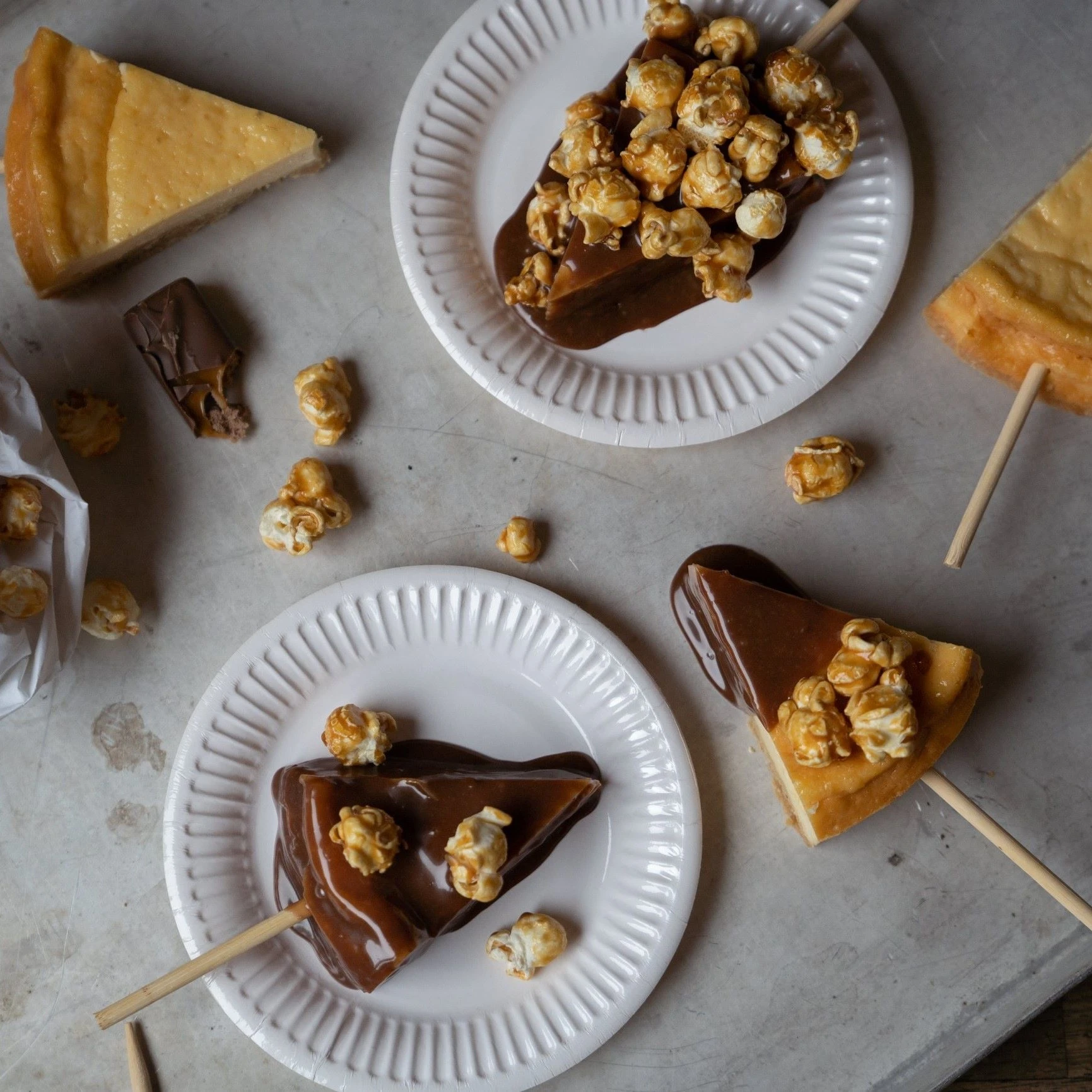 Recept: Cheesecake on a stick met marssaus en popcorn - Bakken.nl