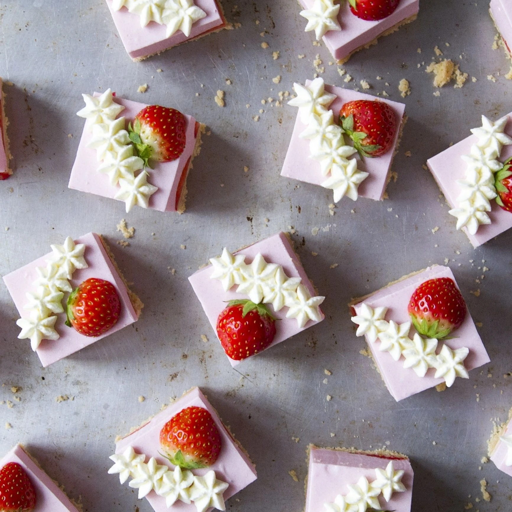 Recept: High tea hapjes van kwarktaart aardbei - Bakken.nl