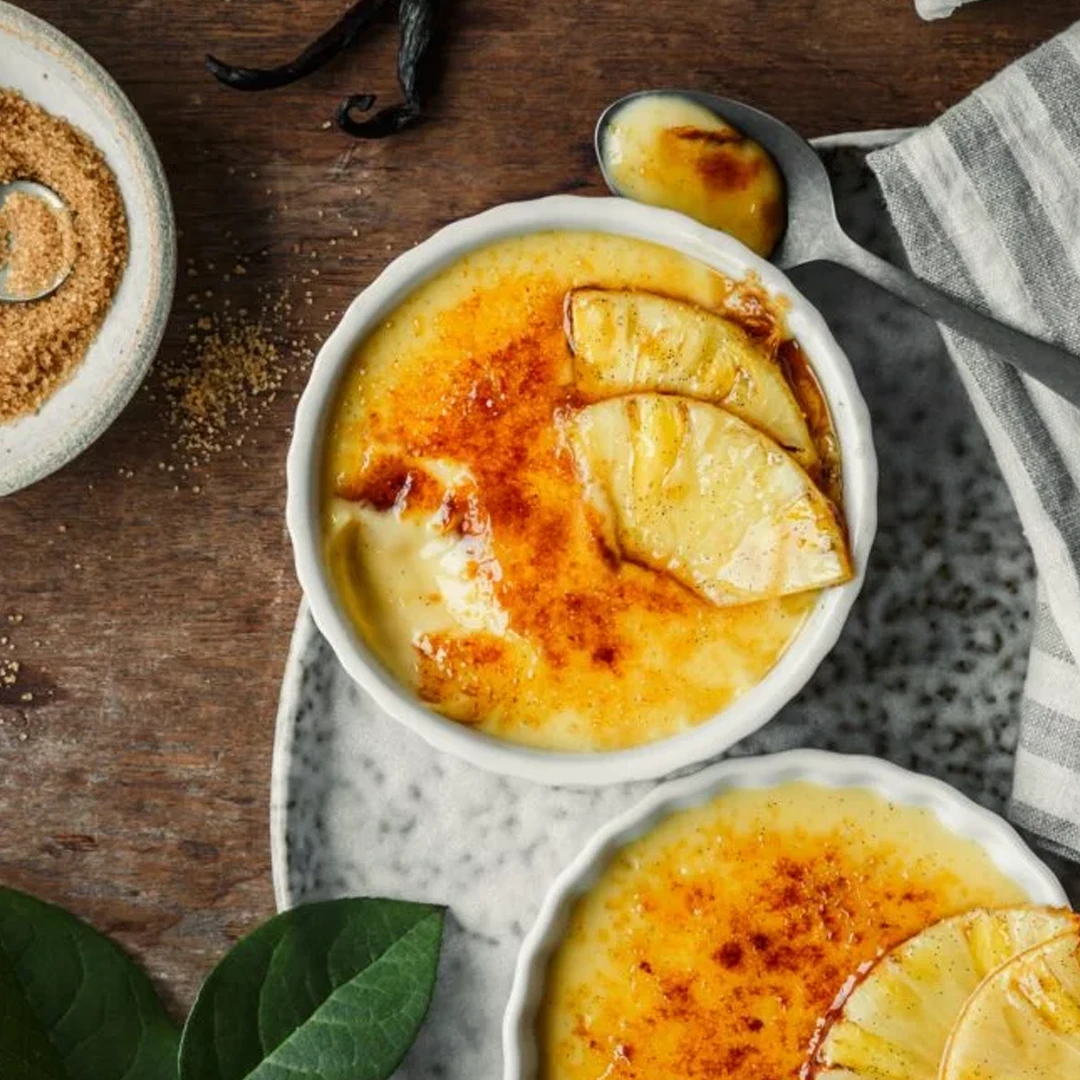 Recept: Crème brûlée met kokos & geflambeerde ananas - Bakken.nl