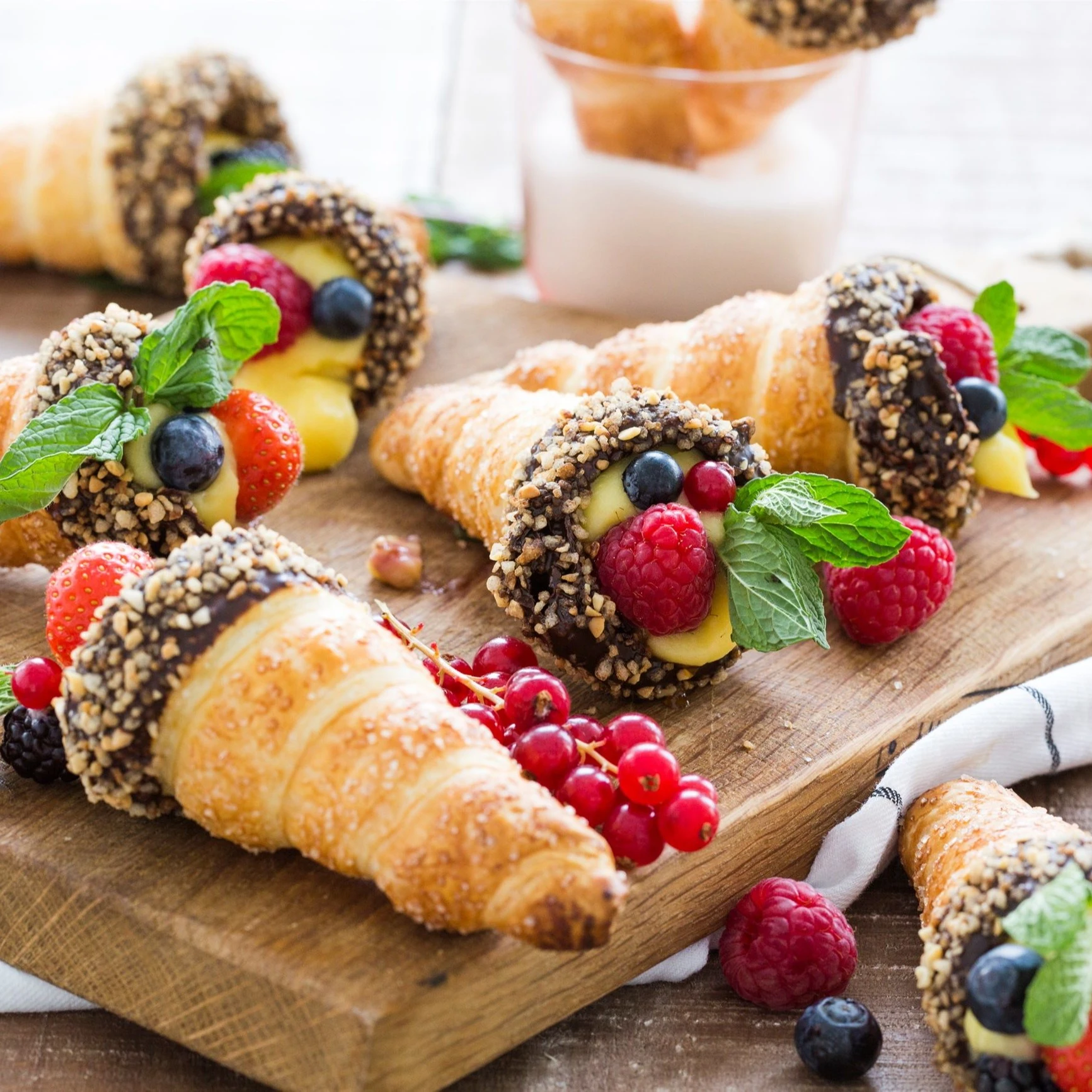 Recept: Roomboter-bladerdeeg hoorntjes met vers fruit - Bakken.nl