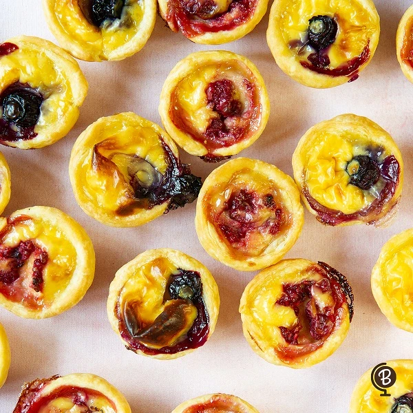 Recept: Mini Pastel de Nata met frambozen en blauwe bessen - Bakken.nl