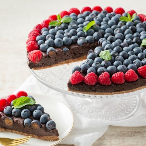 no bake chocoladetaart met rood fruit en munt