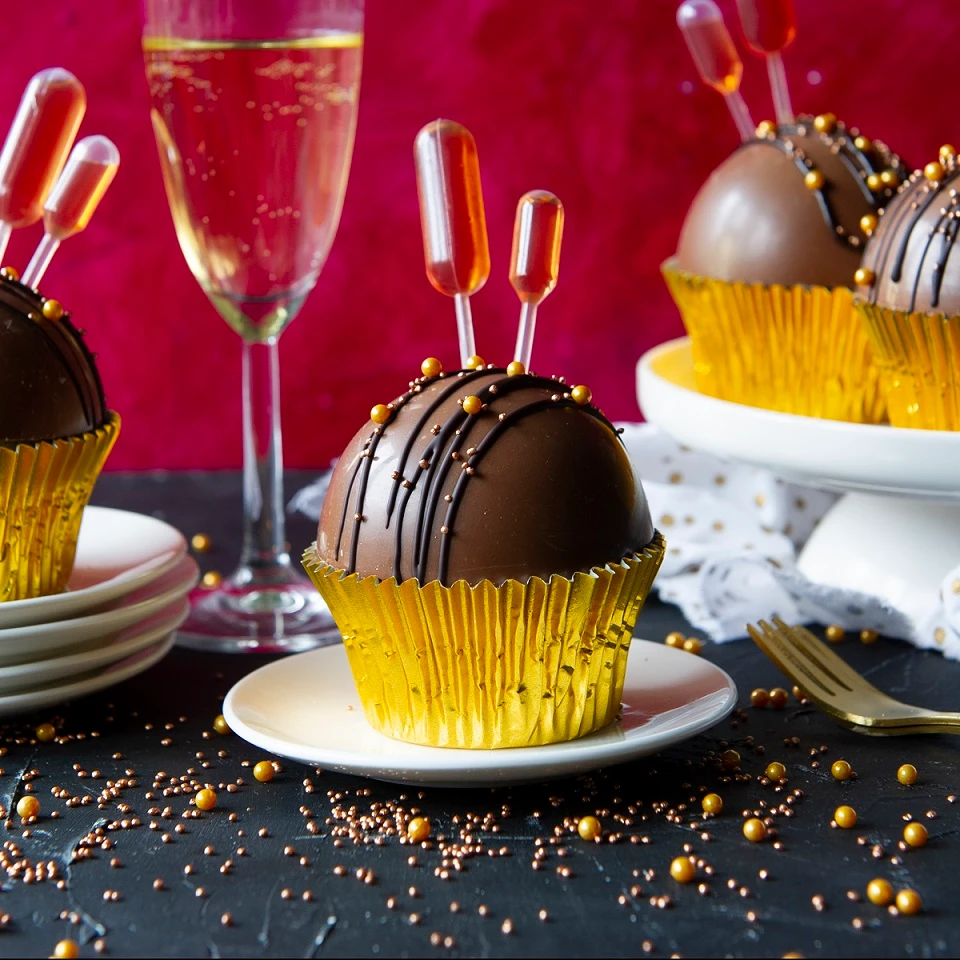 Recept: Amaretto cupcakes met witte chocolademousse - Bakken.nl