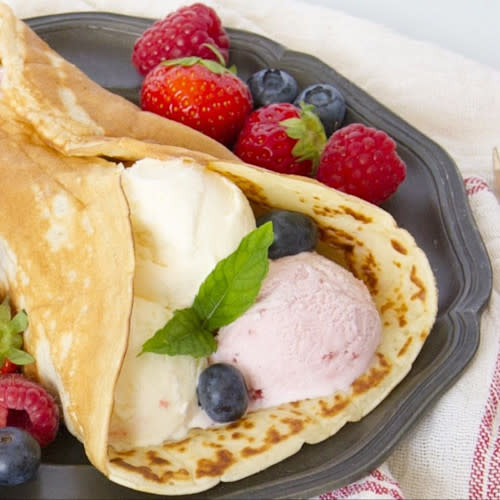 Vanille pannenkoeken met ijs en zomerfruit