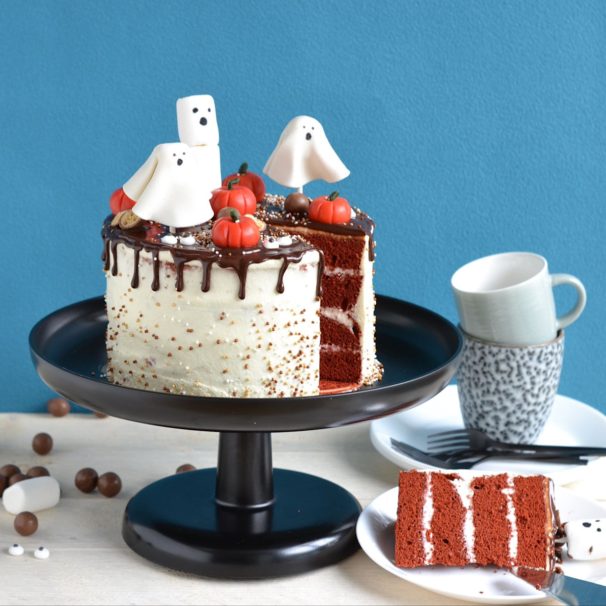 Red Velvet drip halloweentaart Bakken.nl