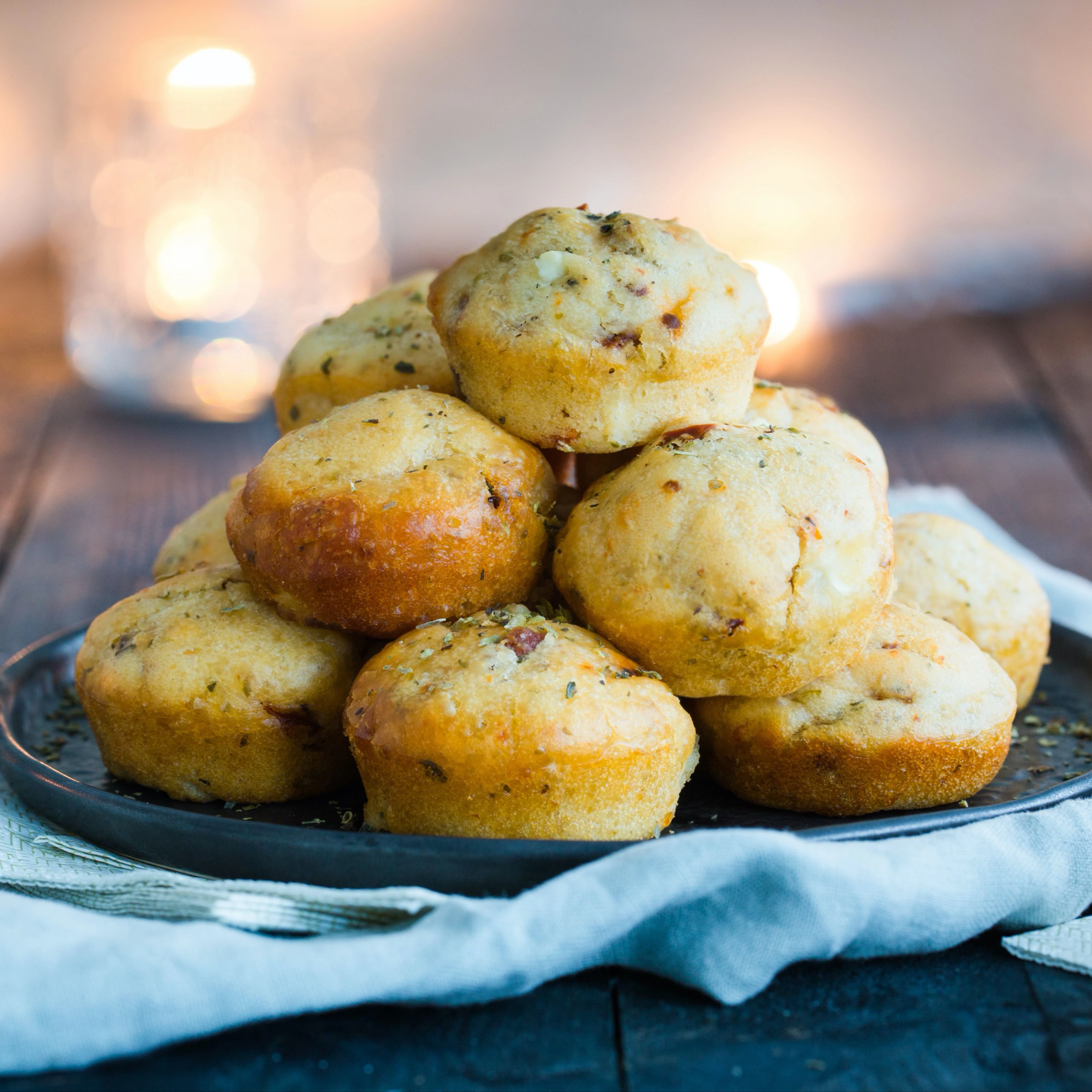 Recept: Hartige oliebollen met tomaatjes en feta - Bakken.nl