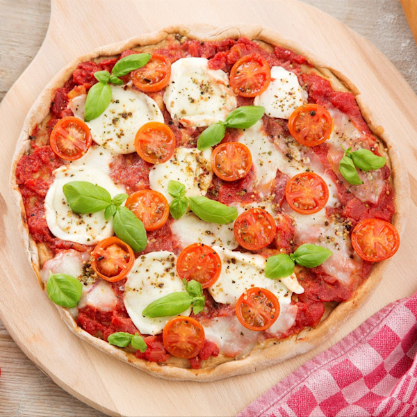 Pizza met mozzarella tomaat en pesto