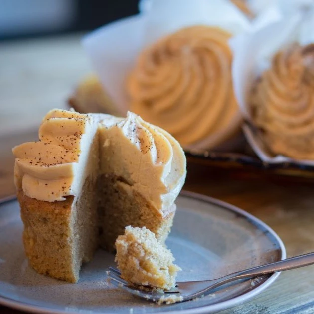 Recept: Koffiecakejes met witte chocolade en karamelcrème - Bakken.nl