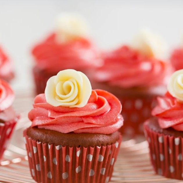 Recept: Red Velvet Cupcakes met chocofondant roosje - Bakken.nl