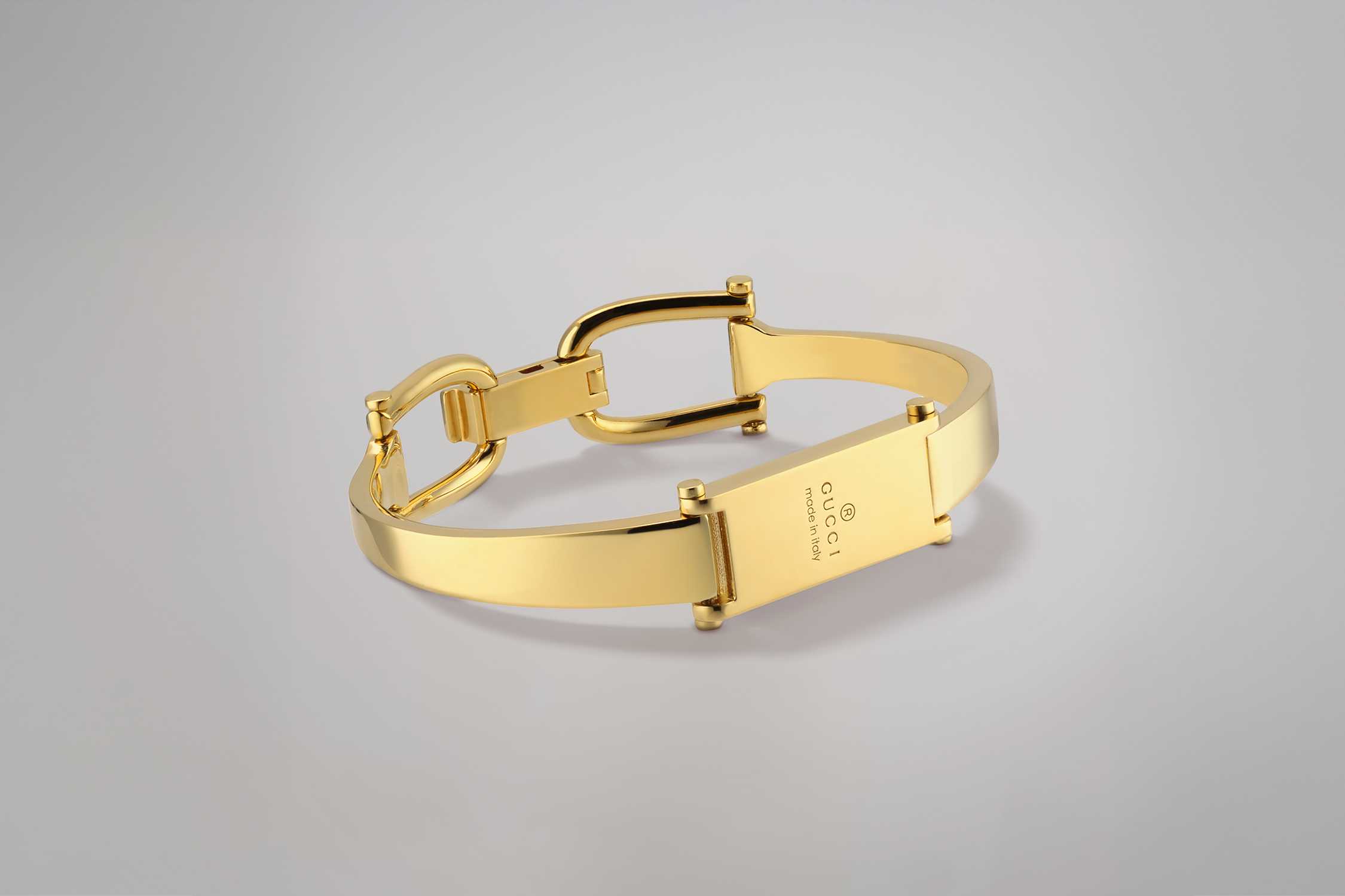 Gold Gucci bracelet with crest