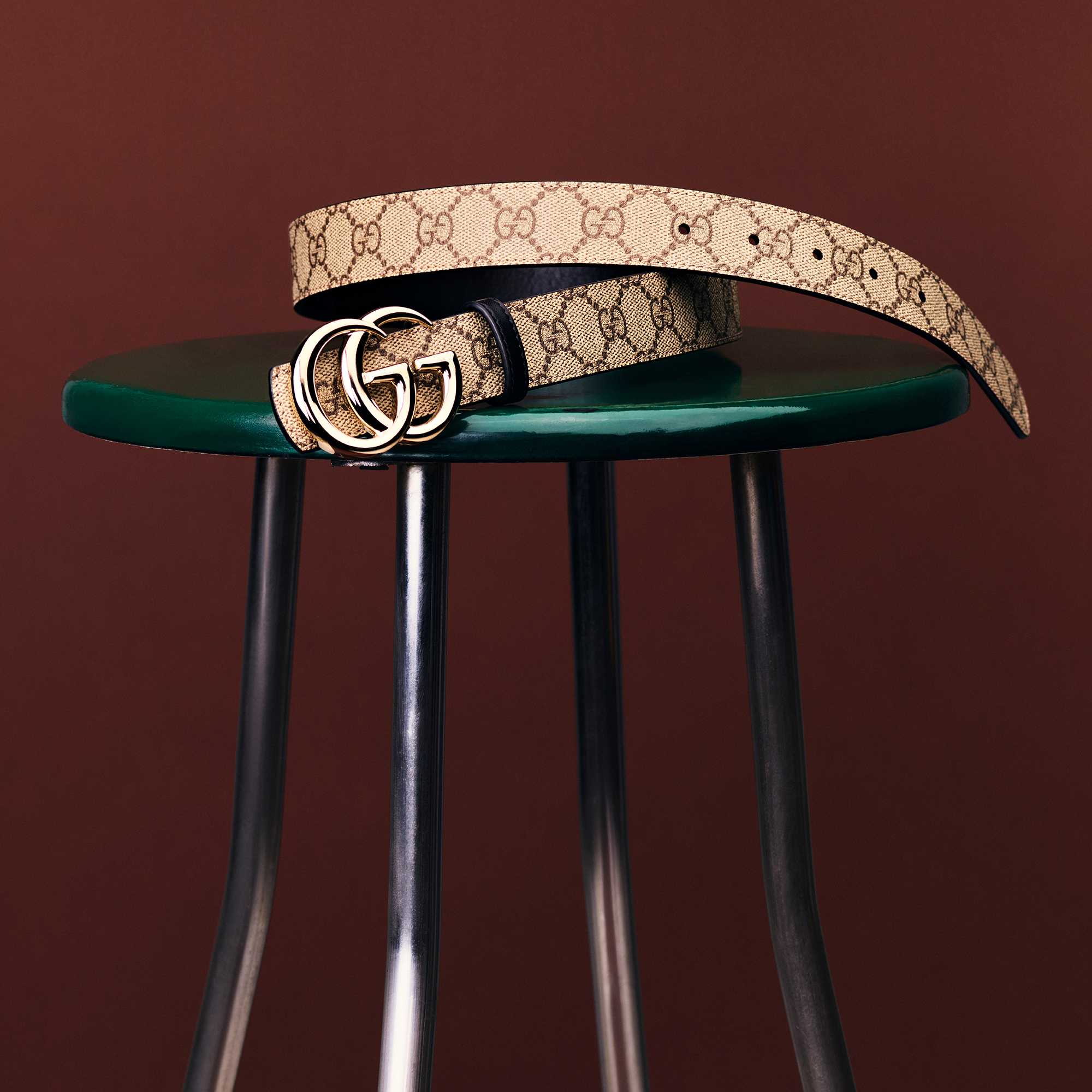 Reversible GG Marmont belt on stool