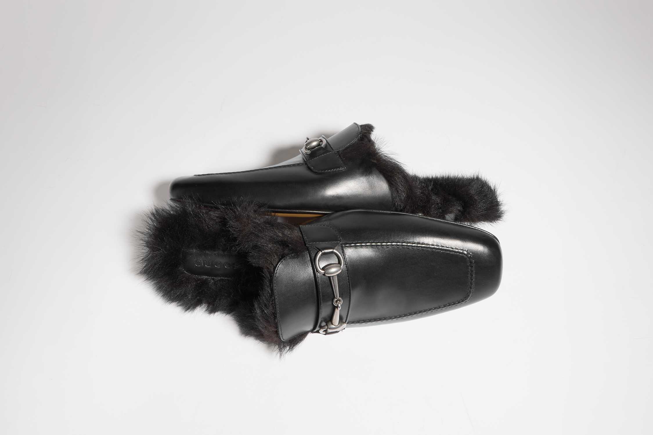 Black leather mules with fur and Horsebit