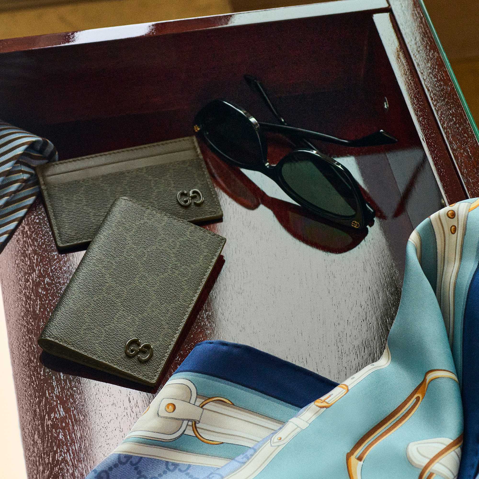 Gucci wallets with red-green stripe
