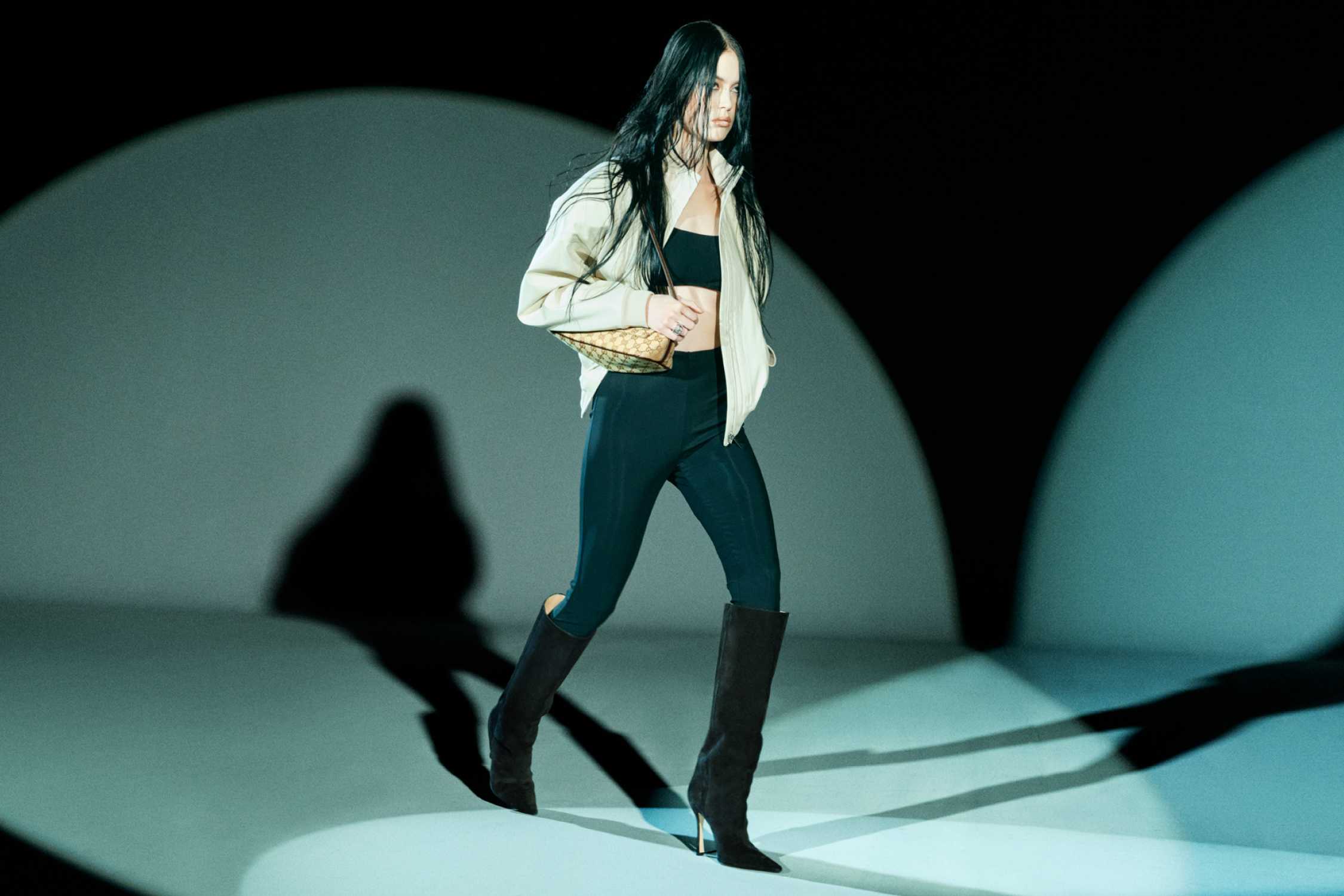 Beige Gucci bag with model