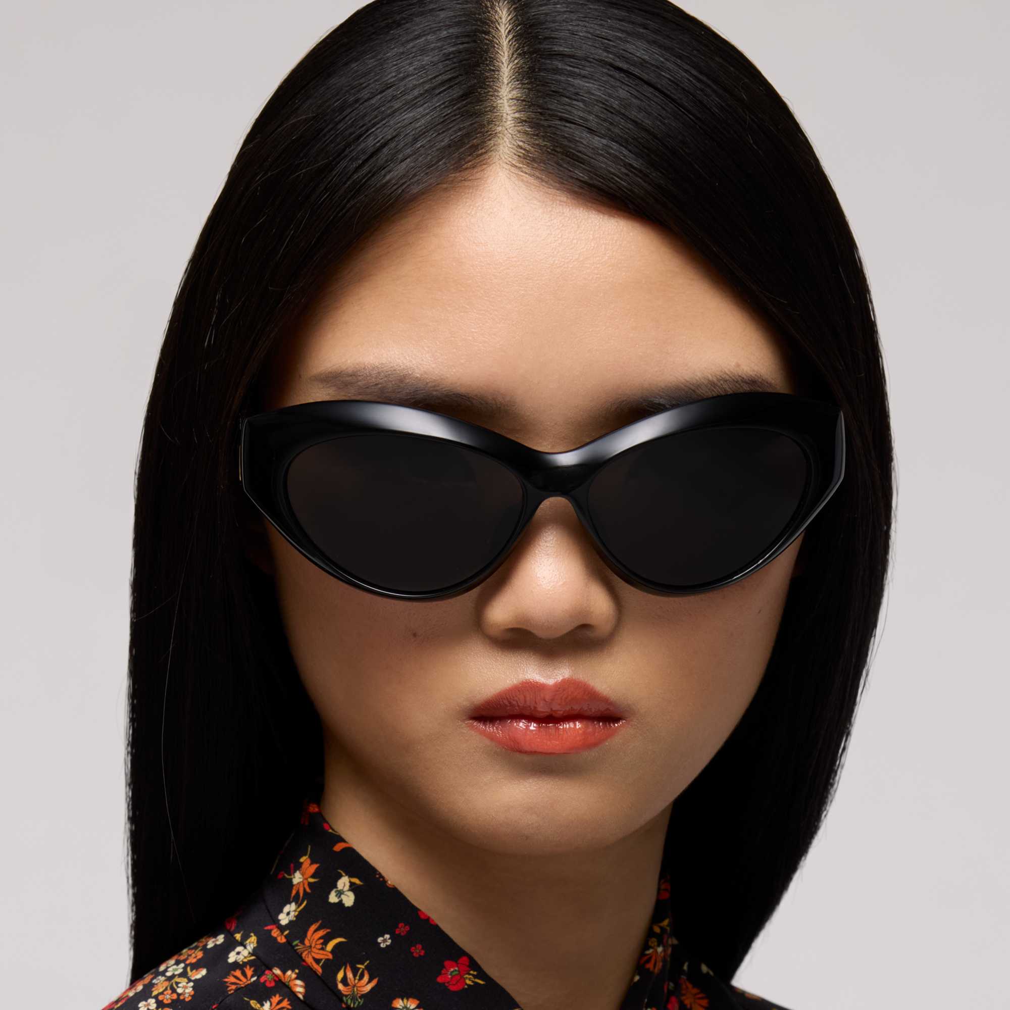 White Gucci bag, black sunglasses