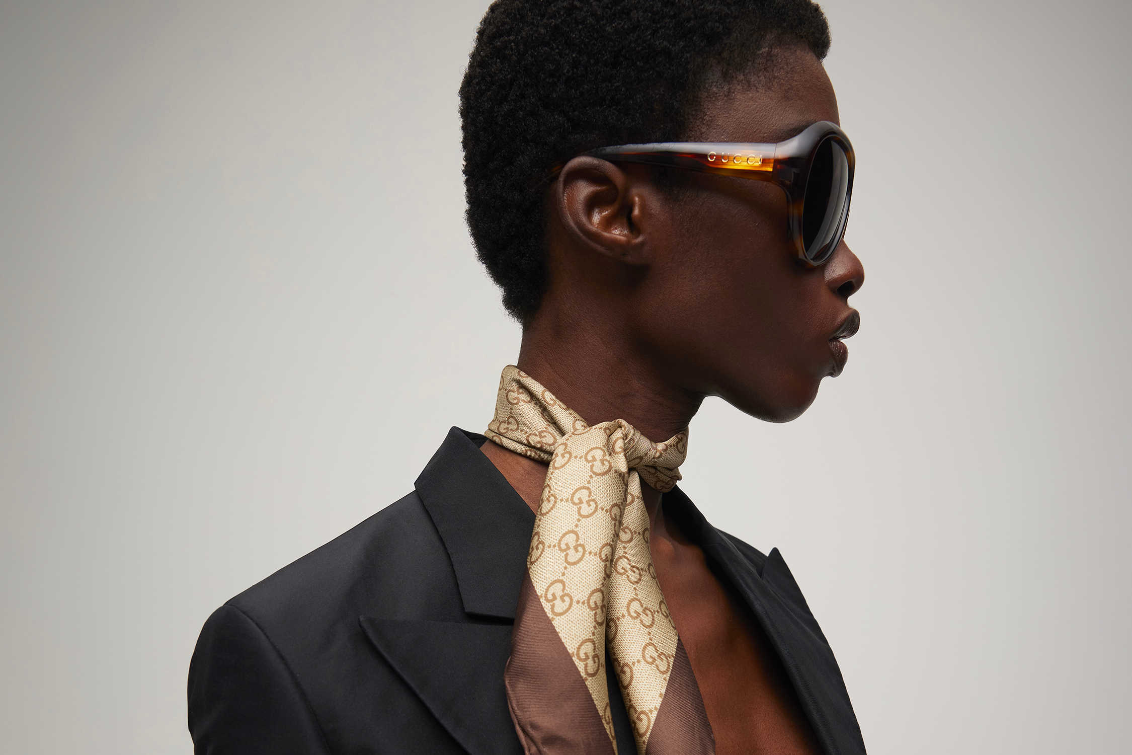 Beige GG scarf, tortoiseshell sunglasses