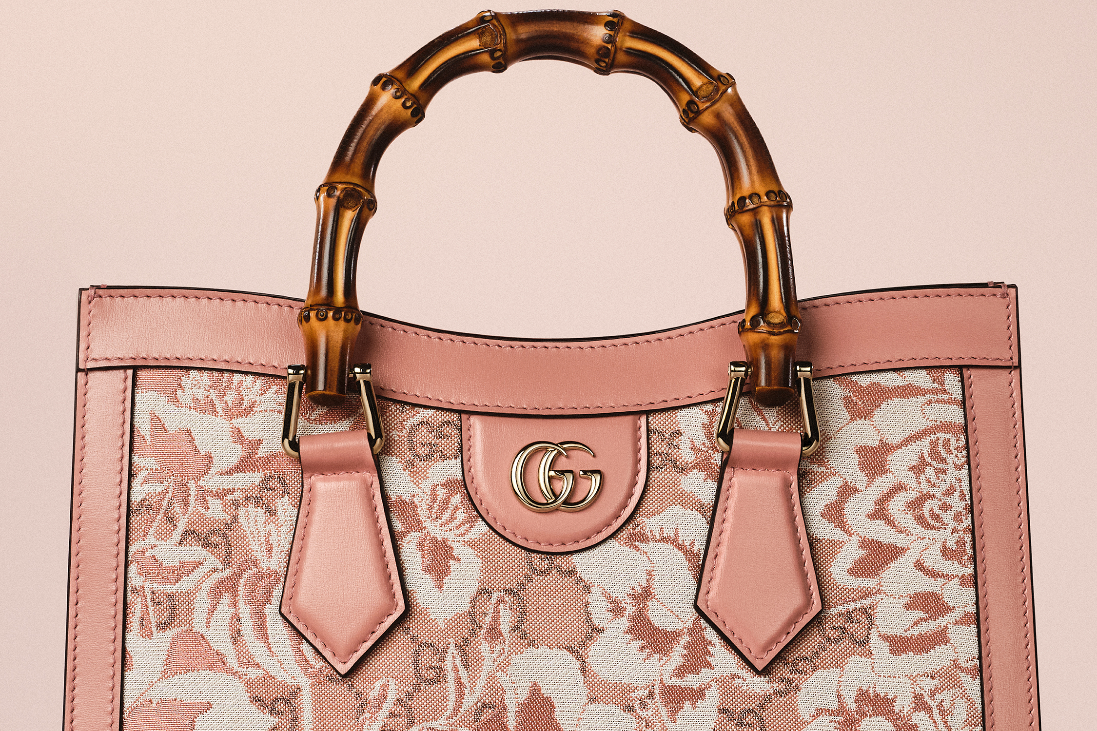 希少・新品未使用超美品 - Gucci 女性用・明るいピンク内装&外装エッヂ皮革・GG柄ナイロン仕上げ外装・二つ折りたたみお財布 GUCCI バッグ 中古（カラーピンク）（アクセサリーポーチ