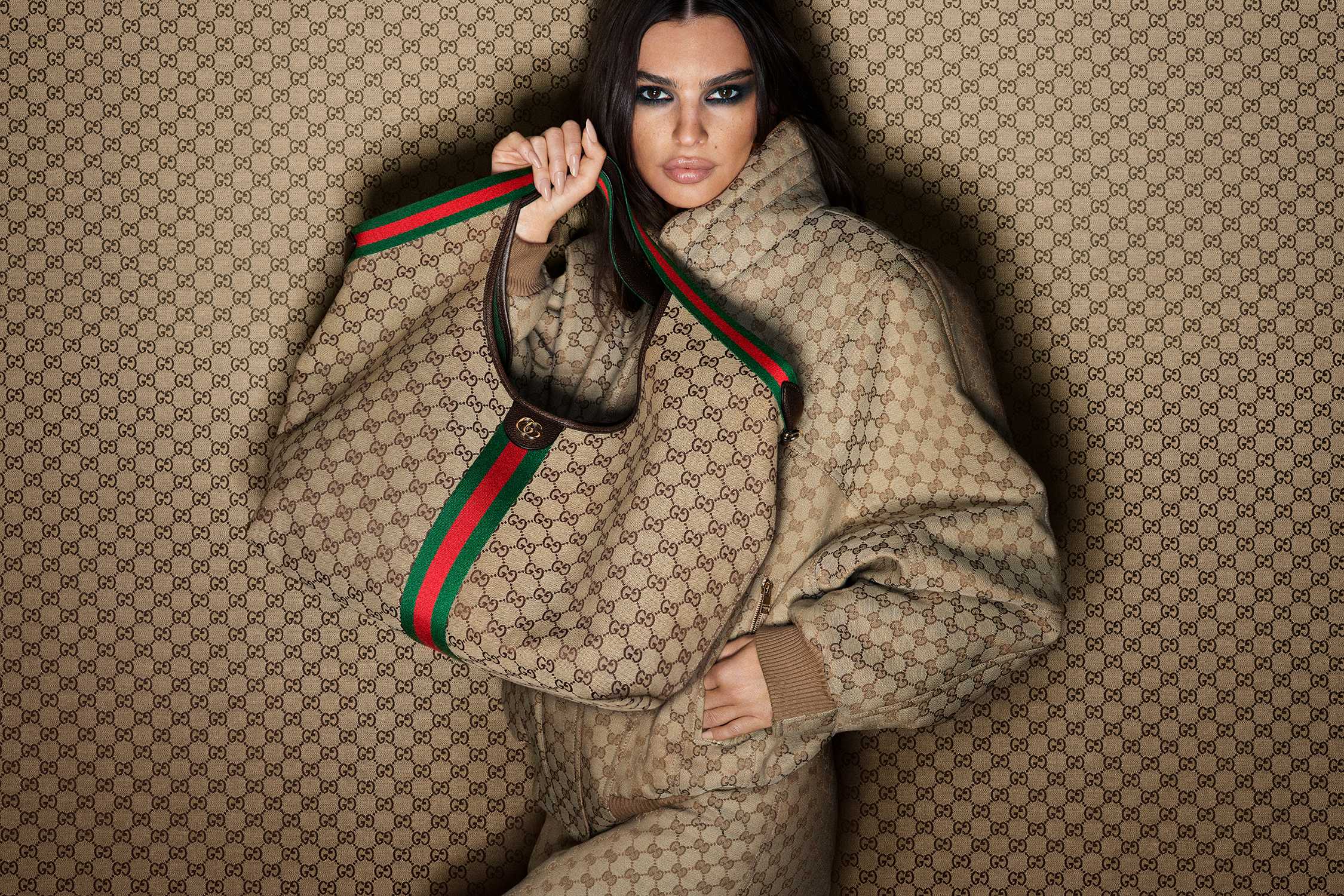 Beige Gucci bag with stripes