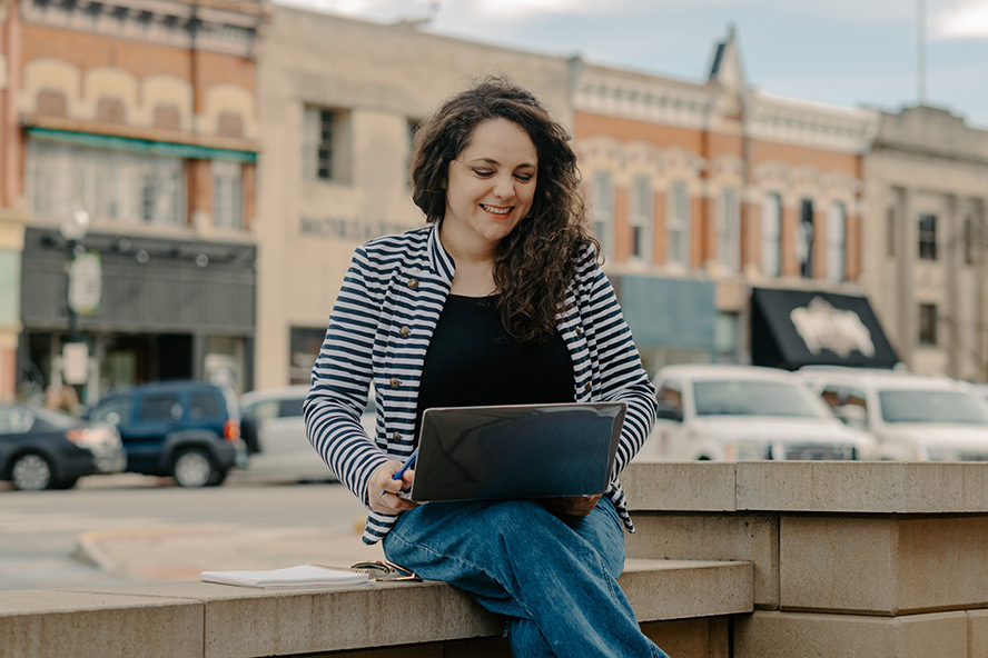 Alejandra Palma studying outdoors.