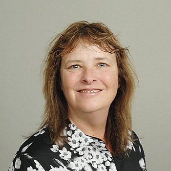 Jennifer Caseldine-Bracht headshot