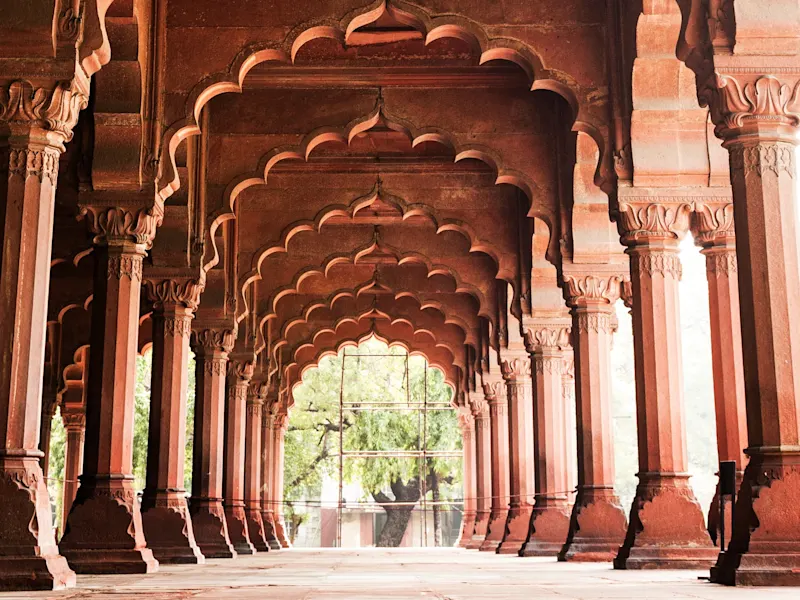 Delhi, Delhi, Indien Elegante Arkaden des Diwan-i-Am im Roten Fort mit kunstvollen Säulen. Delhi, Delhi, Indien.