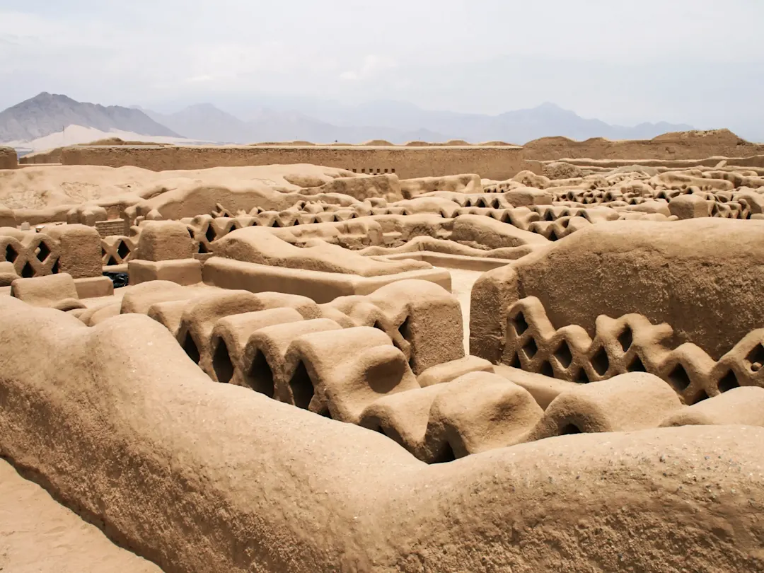 Lehmziegel-Ruinen der antiken Stadt Chan Chan. Trujillo, La Libertad, Peru.
