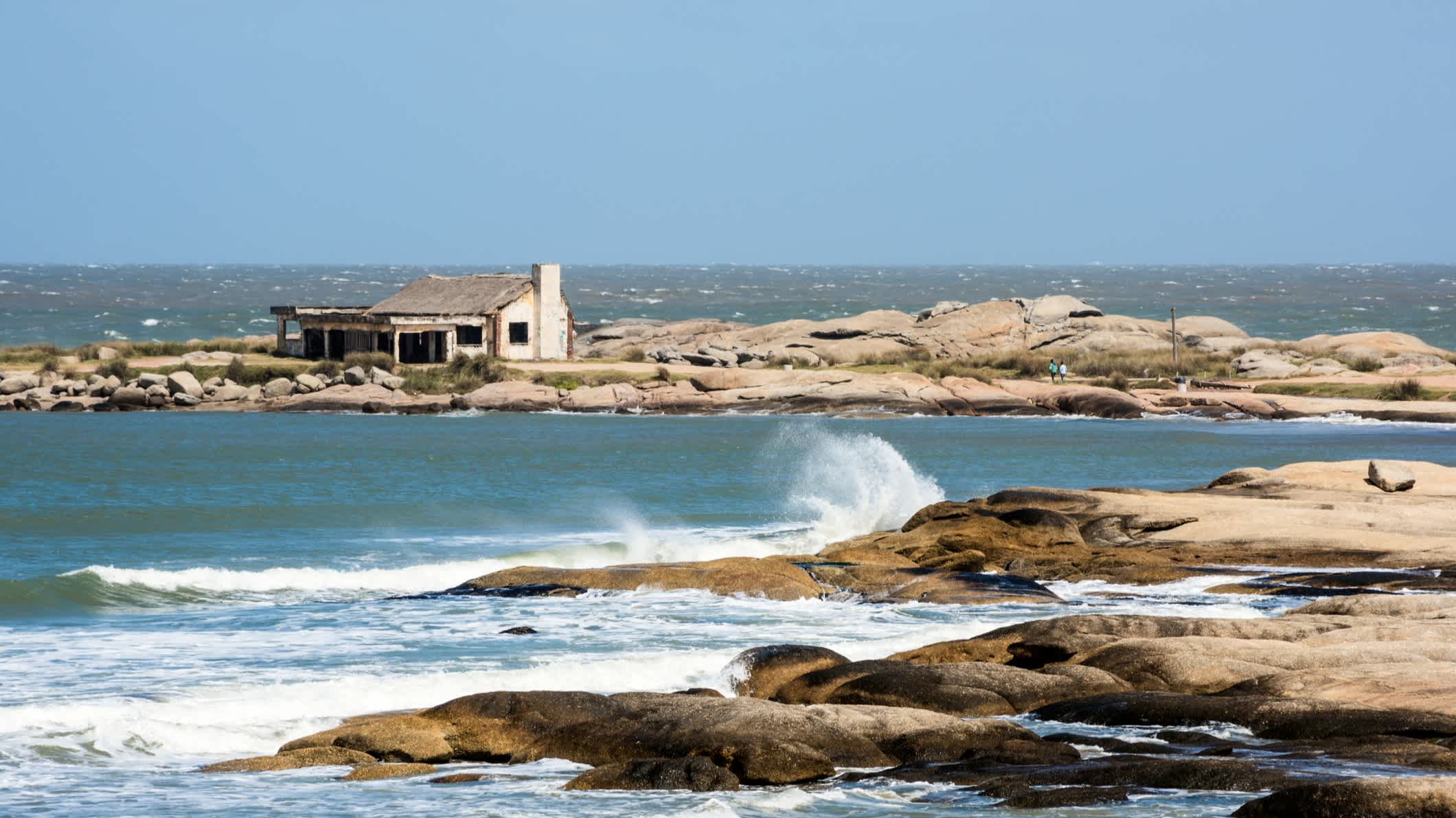 Vue d'une maison au borde de l'eau sur la plage de Punta del Diablo, en Uruguay