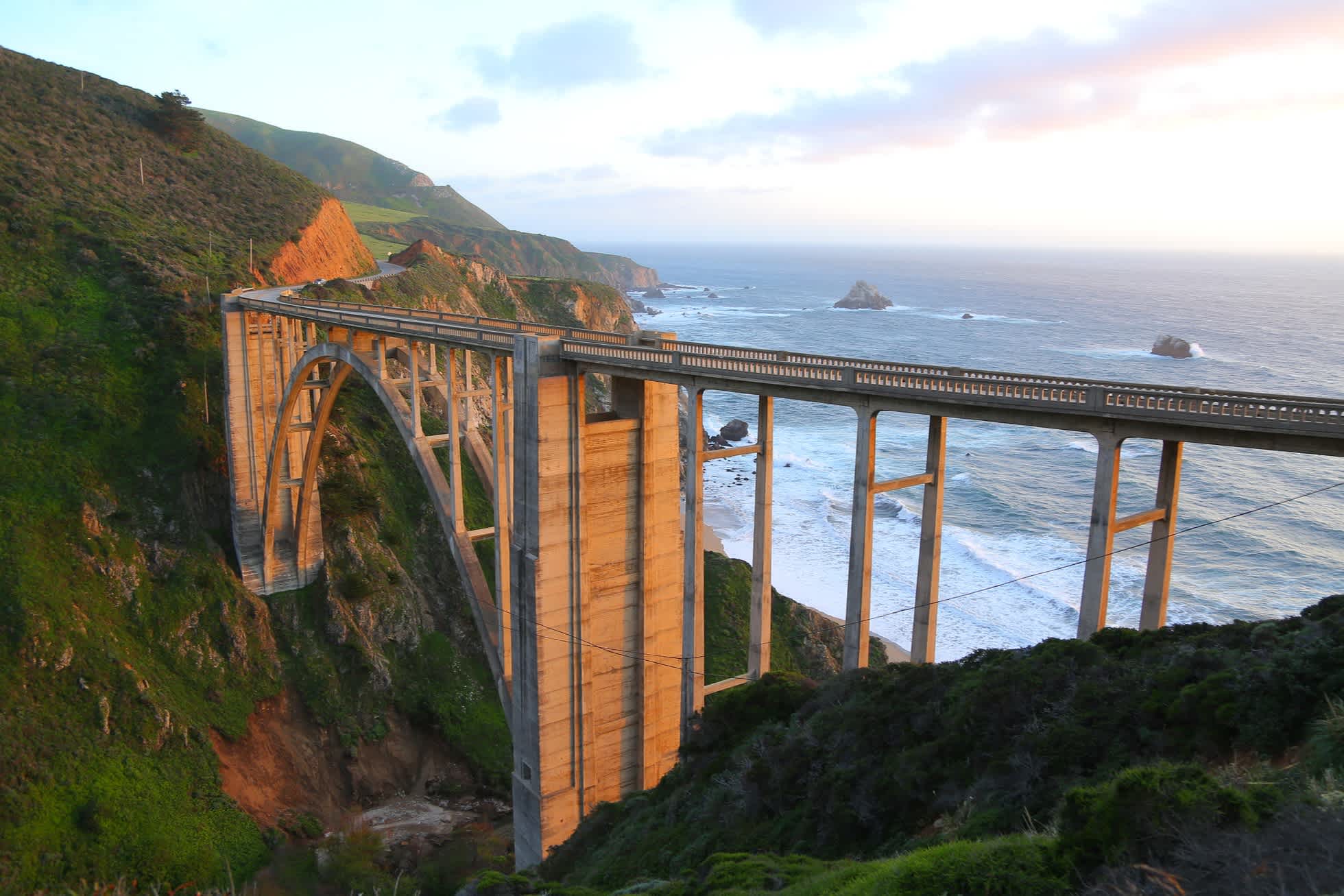 Pont autoroutier longeant la côte pacifique en Californie, États-Unis