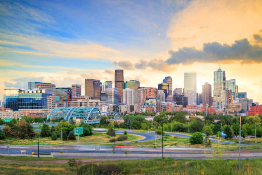 Panorama de la skyline de Denver au coucher du soleil, Colorado, USA