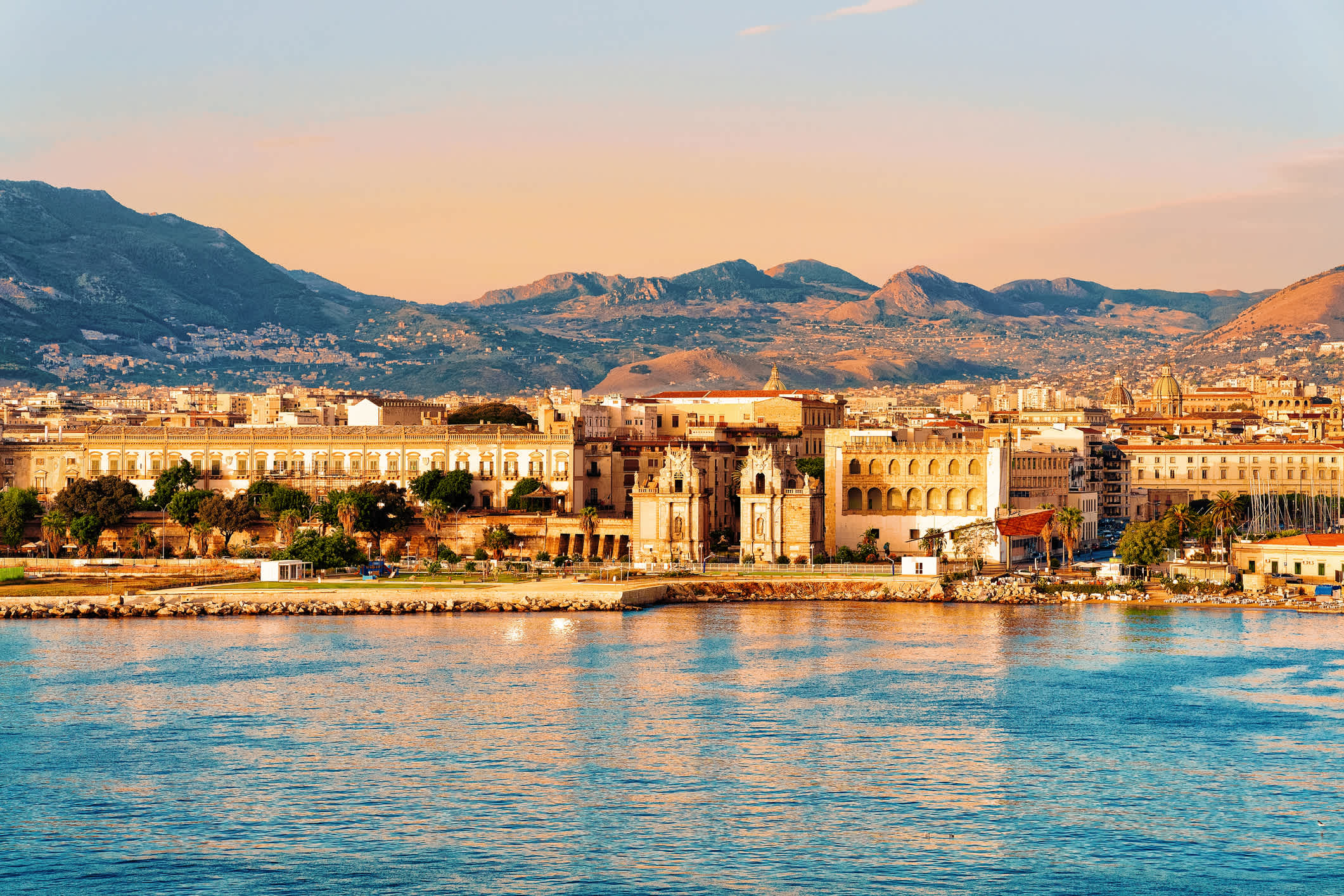 Uitzicht op de kustlijn van Palermo - te ontdekken tijdens een vakantie in Palermo