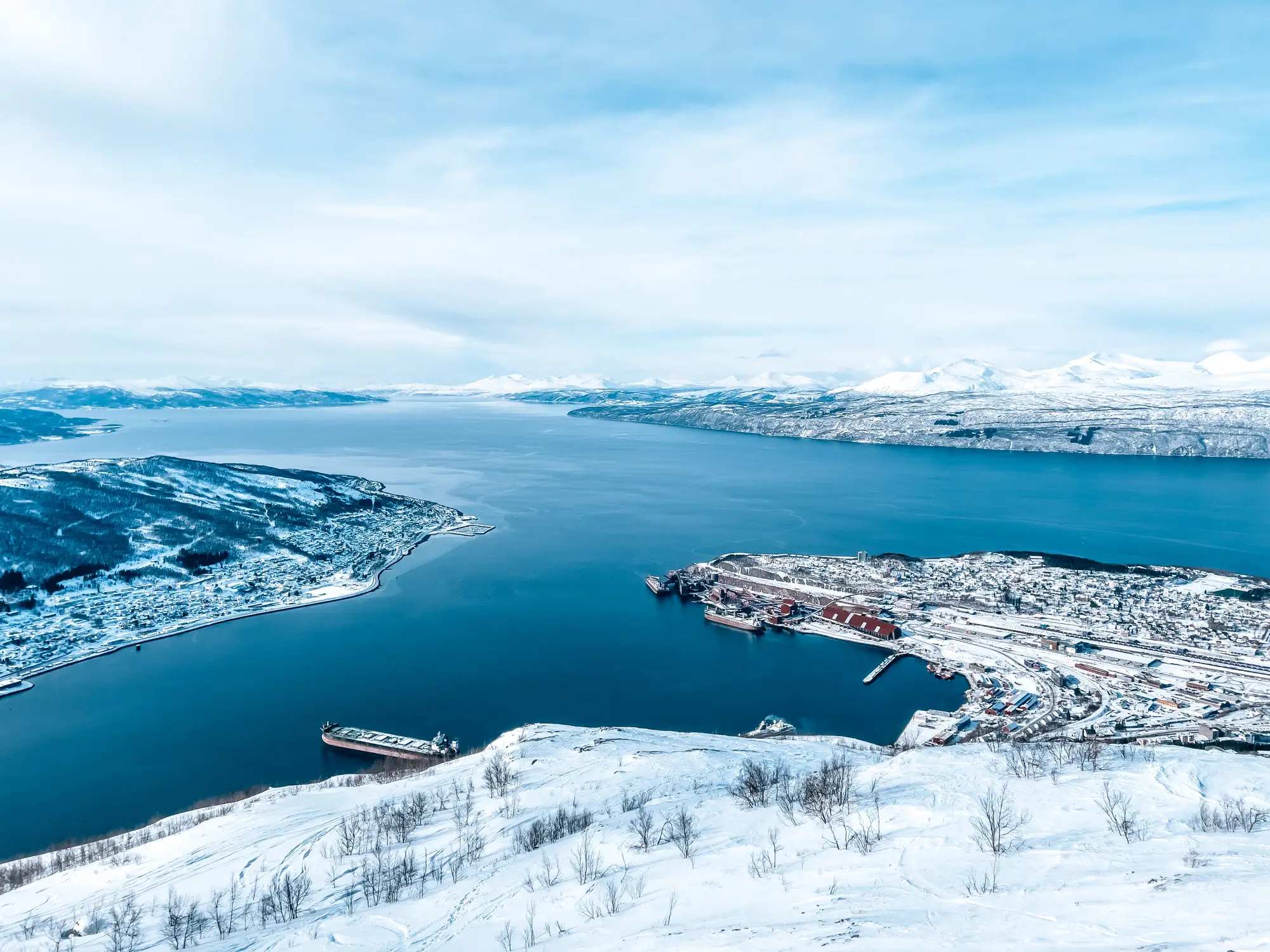 Verschneite Landschaft an einem Fjord