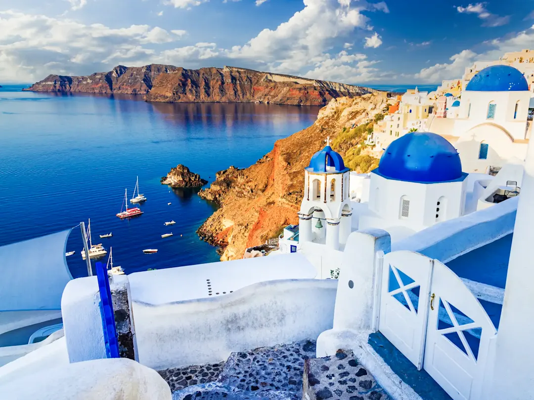 Weiße Gebäude mit blauen Kuppeln über der Ägäis. Santorini, Kykladen, Griechenland.