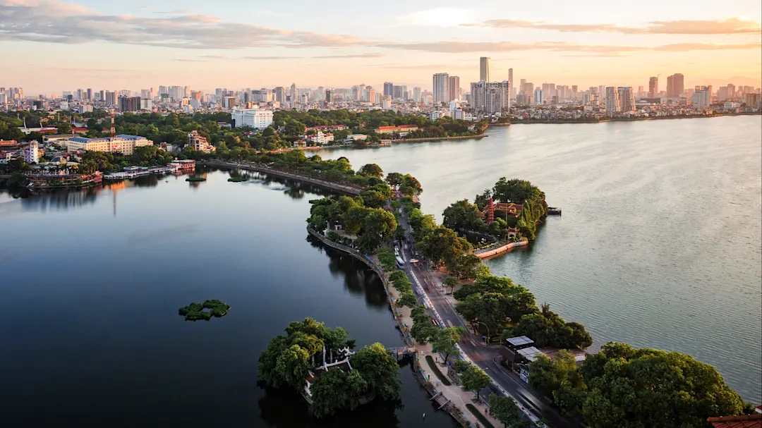 Luftaufnahme von Hanoi mit dem Westsee und der Tran-Quoc-Pagode bei Sonnenuntergang. Hanoi, Vietnam.
