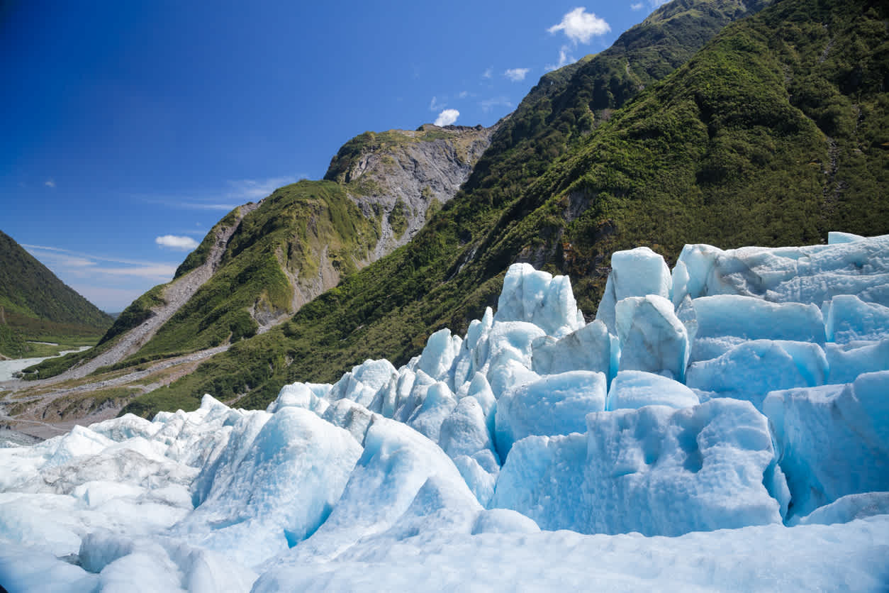 Morceaux de glace avec des montagnes en arrière-plan, Glacier Fox, en Nouvelle-Zélande