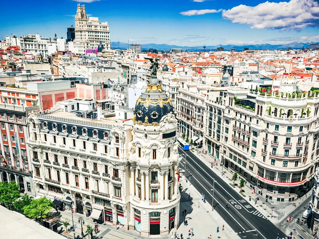 Blick auf die Gran Vía mit Metropolis-Gebäude. Madrid, Madrid, Spanien.
