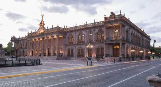Regierungsgebäude, Regierungspalast, Politik, Monterrey, Nuevo León, Mexiko, Neoklassizismus, Korinthischer Stil, Klassisches Griechisch, Säulen, Plaza, Historisches Nationaldenkmal