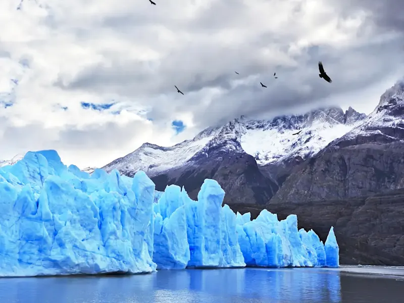 Chile, Magallanes, Torres del Paine Strahlend blauer Gletscher mit Bergen und Kondoren. Torres del Paine, Magallanes, Chile.