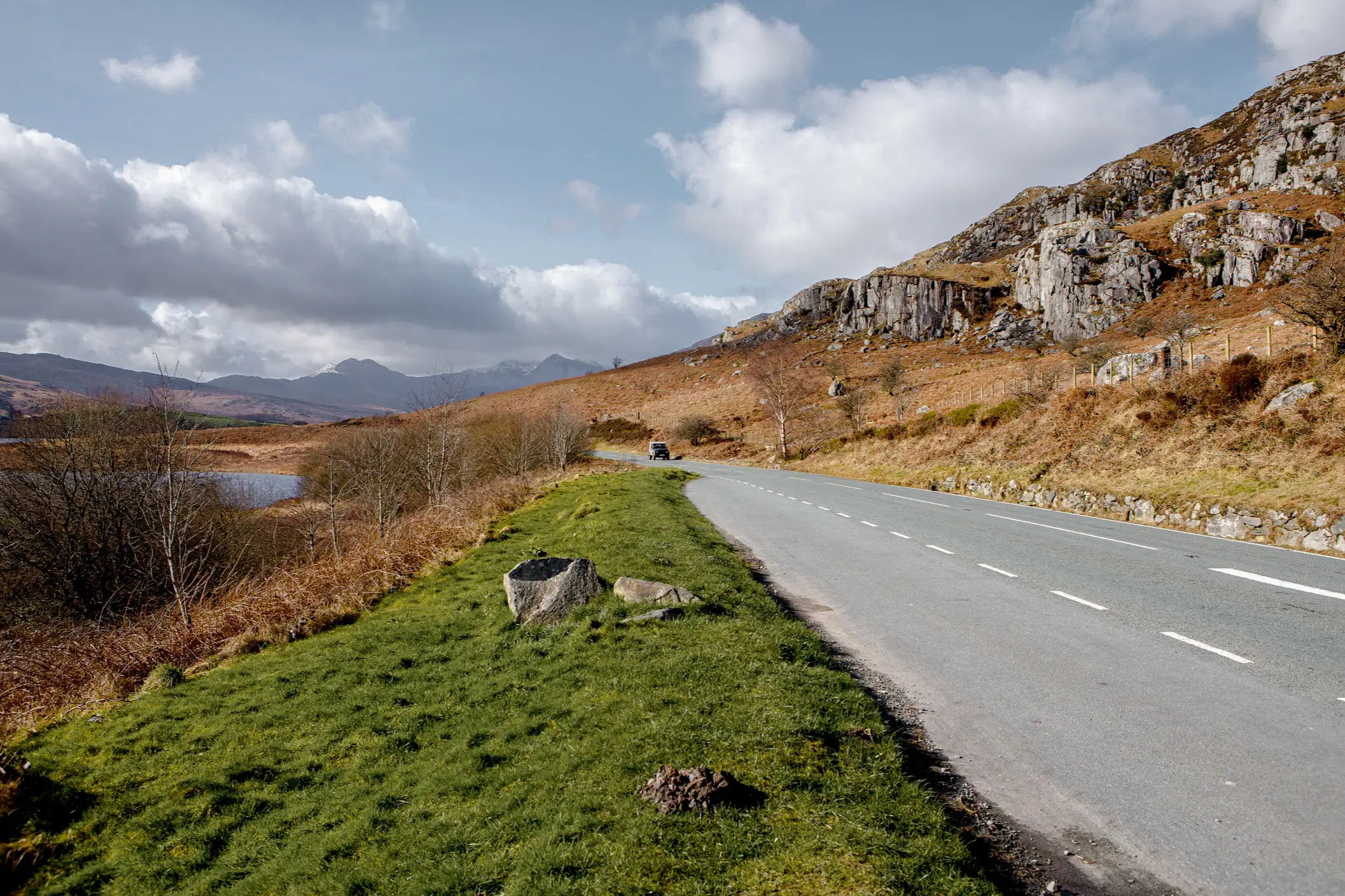 Scotland, Snowdonia, Agryll Coastal Road Beautiful road of the Snowdonia National Park. Snowdonia is a mountainous region in the northwest of Wales in the United Kingdom.