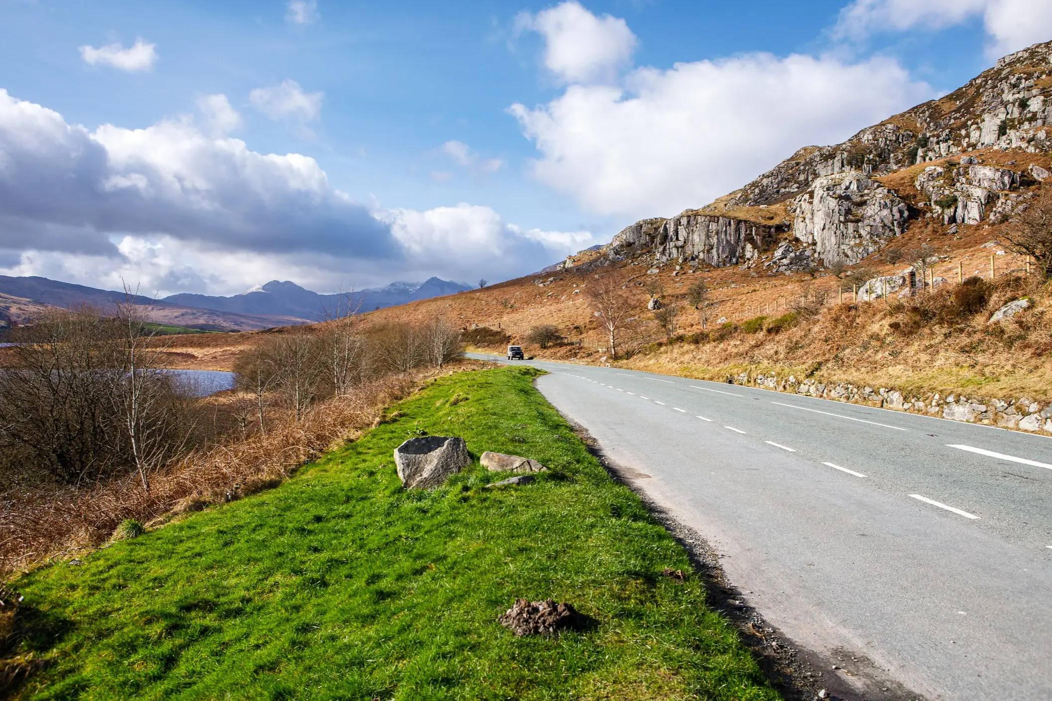 Scotland, Snowdonia, Agryll Coastal Road Schöne Straße des Snowdonia Nationalparks. Snowdonia ist eine Bergregion im Nordwesten von Wales im Vereinigten Königreich.