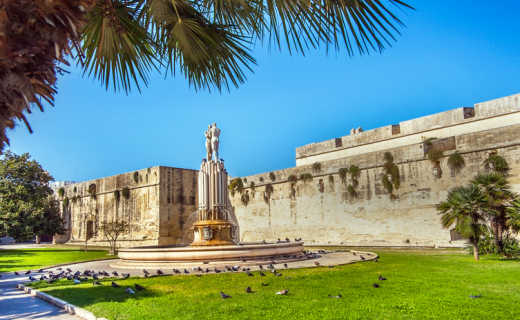 Besuchen Sie während Ihres Aufenthalts in Lecce das Schloss von Karl V. auf der Piazza Filippo Bottazzi.