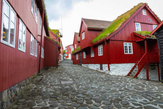Altstadt von Torshavn. Typische Häuser mit Torfdach (Grasdach ). Fäoes-Inseln. Dänemark. Europa.